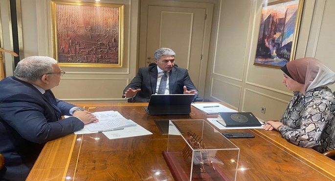 وزير السياحة والآثار يجتمع مع قيادات الوزارة لوضع خطط العمل
