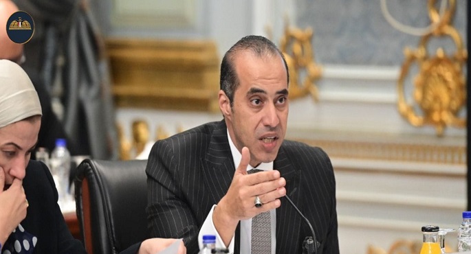 وزير الشئون النيابية والقانونية: توفير متطلبات المواطن أولوية لدى الحكومة