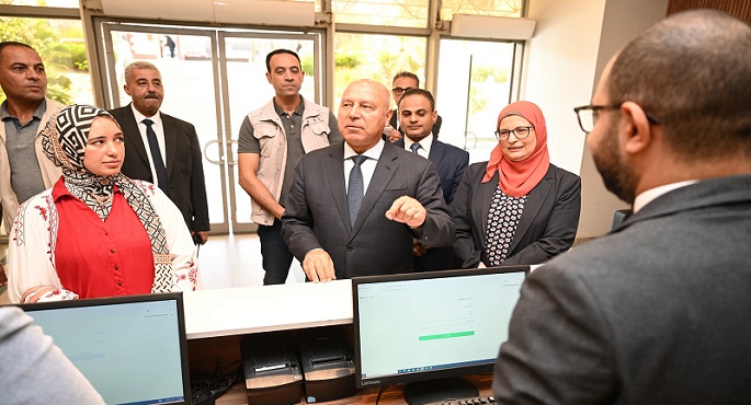 بالصور.. وزير الصناعة والنقل يتفقد سير العمل بمقر الهيئة العامة للتنمية الصناعية