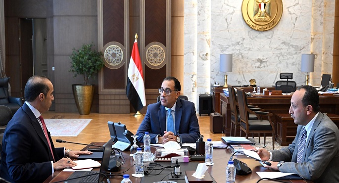 مدبولى يبحث مع وزير الشئون النيابية والقانونية ملفات التواصل السياسي