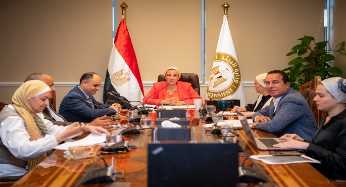 بالصور..وزيرة البيئة ومحافظ الفيوم يتابعان الموقف التنفيذى لاعادة التوازن البيئى لبحيرة قارون