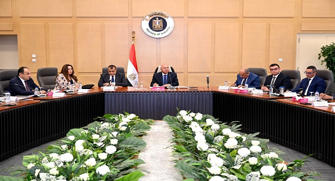 بالصور.. وزير الصناعة: توفير أراضي صناعية لتوطين صناعة الملابس الجاهزة
