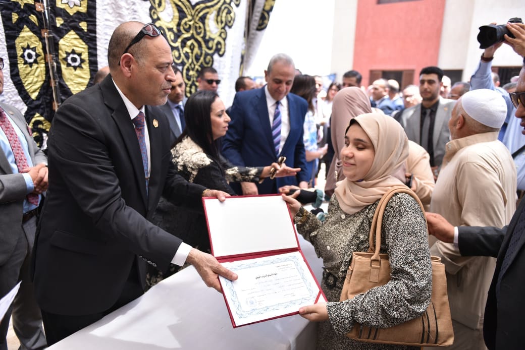 بالصور.. وزير العمل يُسلم عقود عمل لذوي همم وجوائز وشهادات لخريجي مراكز التدريب المهني في الغربية