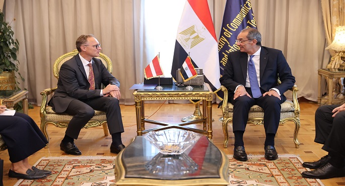 بالصور .. وزير الاتصالات يبحث مع سفير جمهورية لاتفيا لدى مصر تعزيز التعاون في مجالات التحول الرقمى والتعهيد