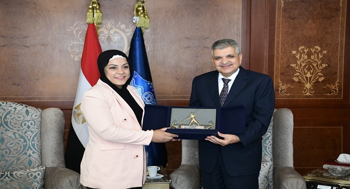 بالصور .. الفريق أسامة ربيع يكرم البطلة الأولمبية سارة سمير ويؤكد دعم قناة السويس لأبطال مصر