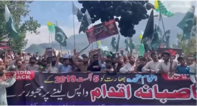 المئات في كشمير يتظاهرون ضد الهند مطالبين باستعادة المنطقة المتنازع عليها مع باكستان