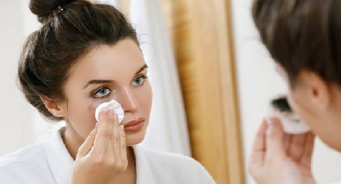 مكونات طبيعية لإزالة المكياج وتنظيف البشرة