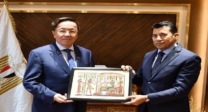 وزير الشباب والرياضة يبحث مع سفير كازاخستان تعزيز أطر التعاون المشترك