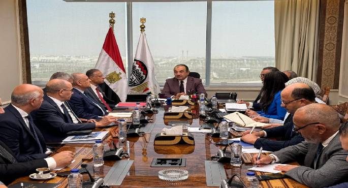 وزير قطاع الأعمال العام يعقد اجتماعًا مع الأعضاء المنتدبين للشركات القابضة التابعة للوزارة