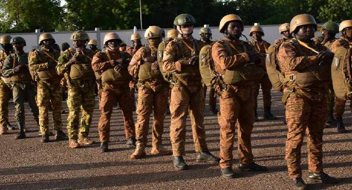 بوركينا فاسو.. مقتل 100 شخص بين جنود ومدنيين في هجوم مسلح