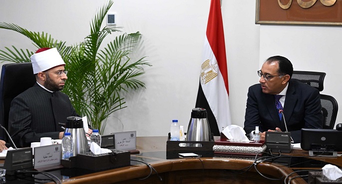 بالصور.. رئيس الوزراء يستعرض عددا من المشروعات الاستثمارية لهيئة الأوقاف