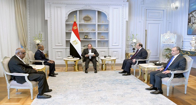 بالصور.. الرئيس السيسي يتسلم رسالة خطية من نظيره الإريتري أسياس أفورقي