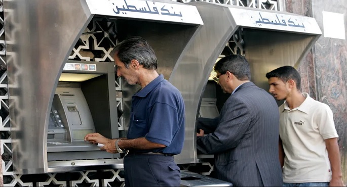 السلطة الفلسطينية تدفع 70% من رواتب موظفيها عن يونيو مع استمرار أزمتها المالية