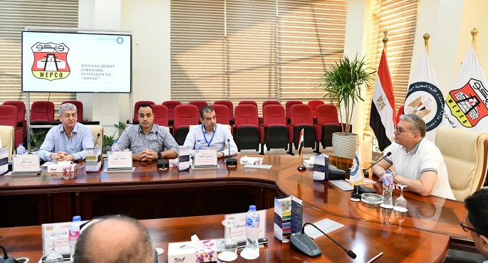 بالصور.. وزير البترول يتفقد تسهيلات ميناء الحمراء البترولى