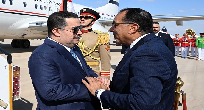 بالصور.. رئيس الوزراء يستقبل رئيس الوزراء العراقي بمطار العلمين الدولي