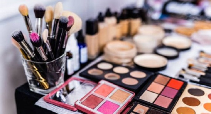 خطوات أساسية تظهر جمالك بأبسط أدوات المكياج