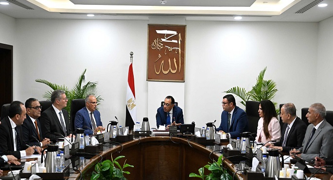 مدبولي يوجه بإيقاف مصدر تلوث مصرف قريب من المنصورة الجديدة.. وإنشاء محطة صرف صناعي
