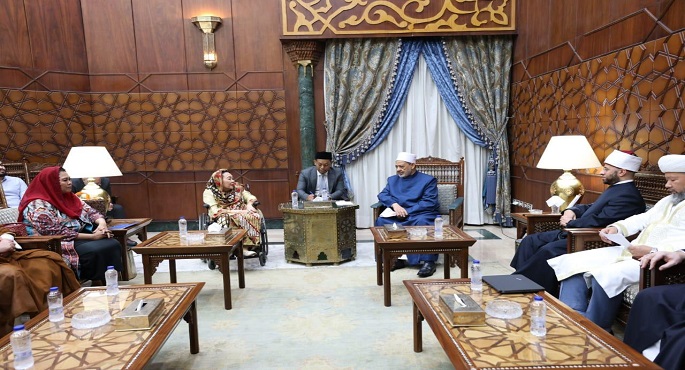 بالصور .. شيخ الأزهر يطالب بالتمسك بالمرجعية الإسلامية والبعد عن الموروثات التي تتنافى مع تعاليم الإسلام