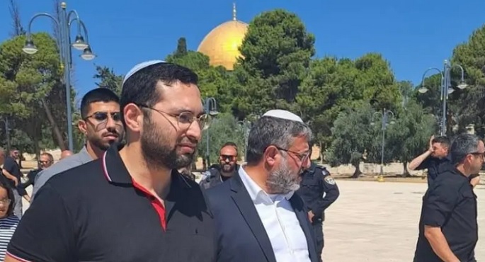 وزير الأمن القومى بن غفير ومستوطنون يقتحمون المسجد الأقصى