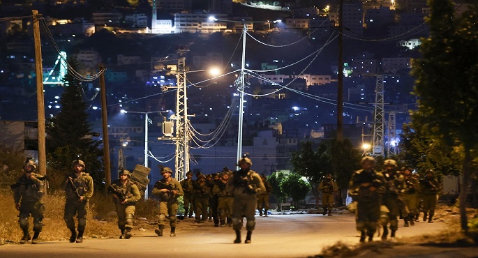 قوات الاحتلال الإسرائيلية تقحتم قريتين جنوب نابلس وتحتجز فلسطينيين فى بيت لحم