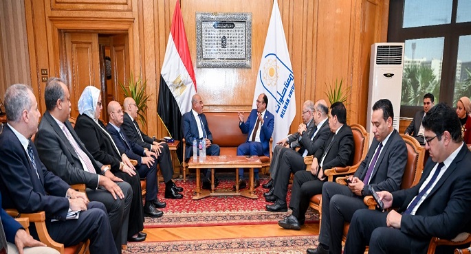 بالصور.. رئيس الهيئة العربية للتصنيع ورئيس جامعة حلوان يبحثان سبل تنفيذ المشروعات البحثية والإبتكارات الطلابية