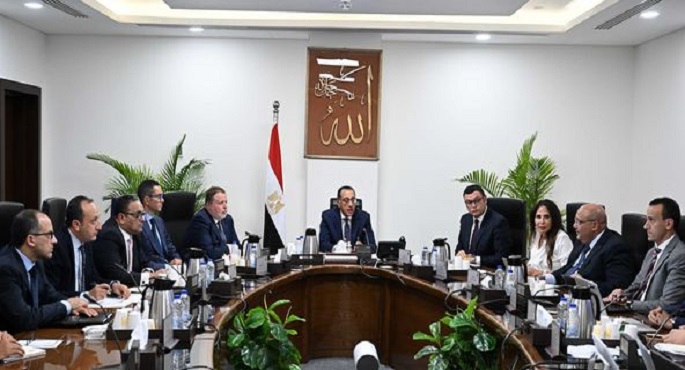بالصور.. رئيس الوزراء يناقش مسودة قانون يحكم عمل مناطق المال والأعمال