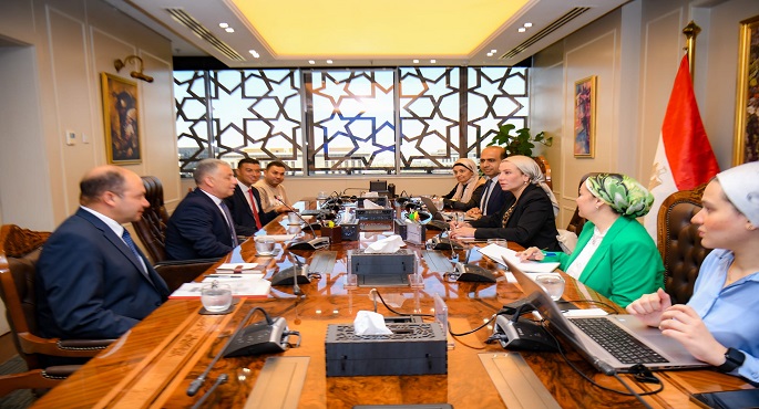 وزيرة البيئة تعقد اجتماعاً موسعاً مع محافظ الإسماعيلية لبحث آليات تطوير منظومة المخلفات