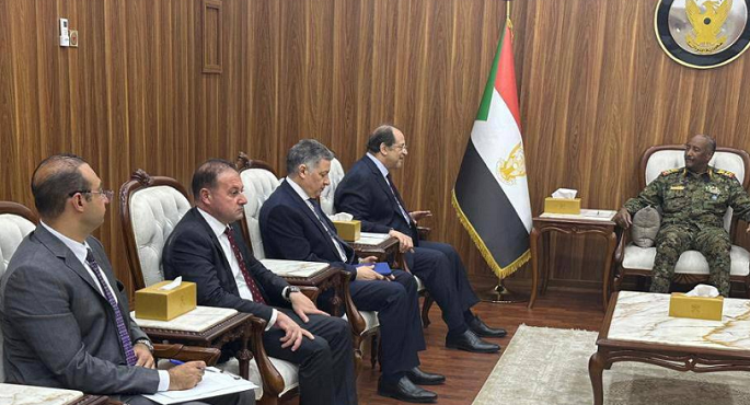 بالصور ..رئيس المخابرات العامة يبحث مع رئيس مجلس السيادة الانتقالي السوداني العلاقات الثنائية