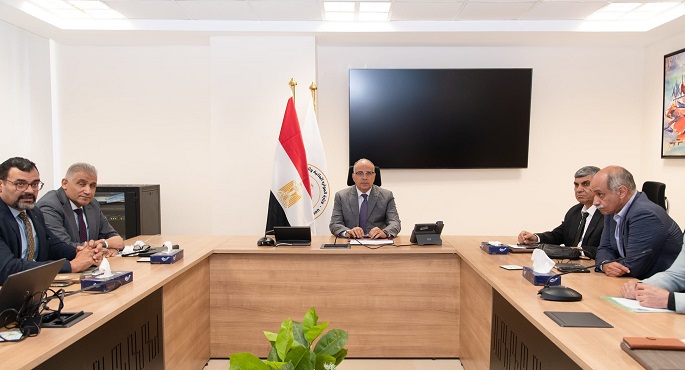 بالصور.. وزير الري: إلغاء ترخيص البئر الجوفي حال التلاعب بالعداد