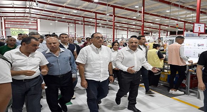 بالصور ..رئيس الوزراء يتفقد مصنع “أليكس اباريلز” للملابس الجاهزة