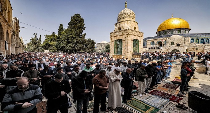 آلاف المصلين يؤدون صلاة الجمعة فى المسجد الأقصى
