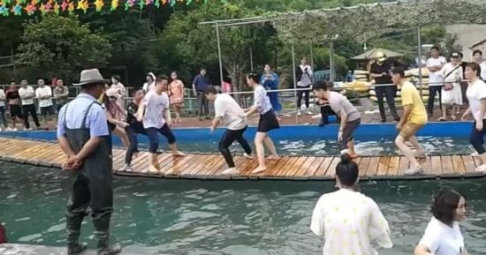 اتساع شعبية لعبة الجسر المتأرجح فى الصين