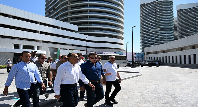 رئيس الوزراء يتفقد عددا من الوحدات السكنية والشاليهات التى يتم تسليمها اليوم بمدينة العلمين الجديدة