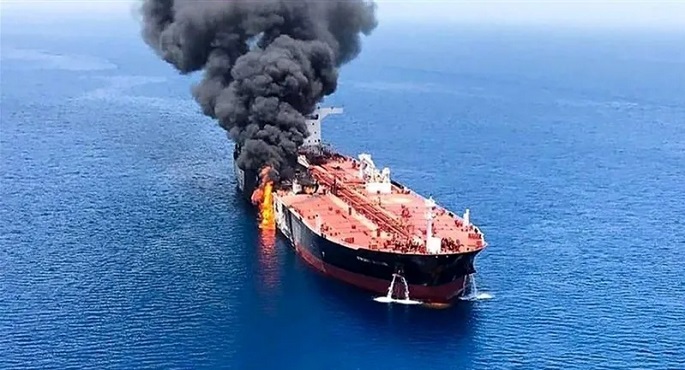 حرائق بناقلة نفط هاجمها الحوثيون في البحر الأحمر