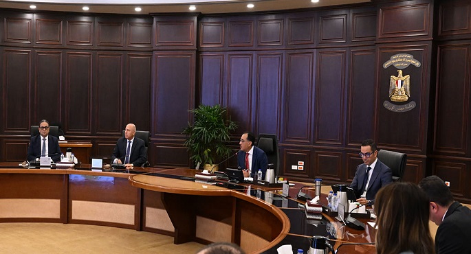 رئيس الوزراء يطالب بالتوسع في صناعة السيارات بمصر