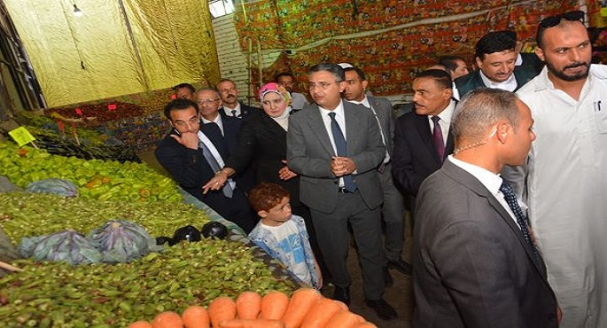 بالصور ..وزير التموين يتفقد مركز الخدمة المطور بمطروح