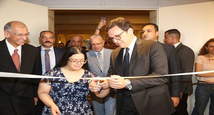 بالصور .. وزير الثقافة يفتتح أول معرض للفنانة “مريم وجيه” من ذوي الهمم