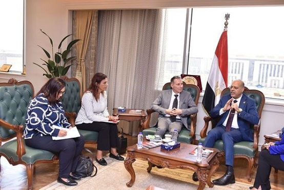 بالصور.. وزير العمل يبحث مع وفدً من برنامج الأغذية العالمي “WFP” سُبل التعاون المُستقبلي