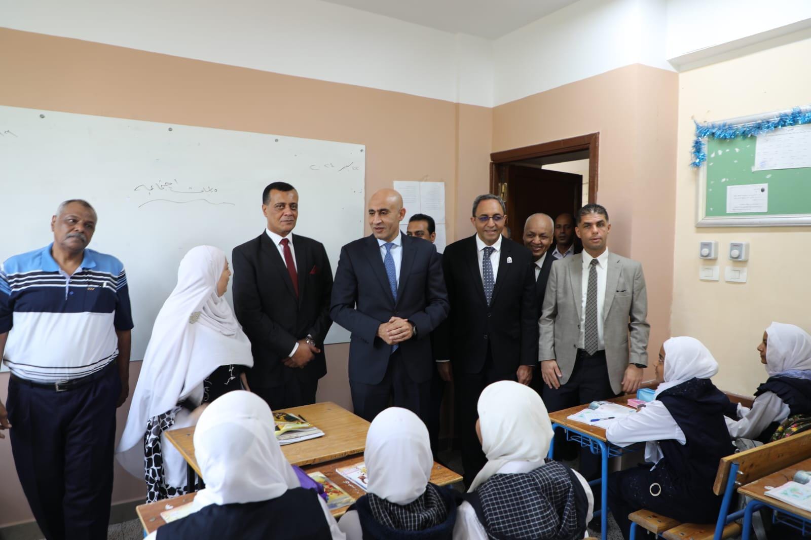 وزير التعليم يتفقد 8 مدارس بقنا و 6 بالأقصر لمتابعة انتظام العام الدراسي الجديد