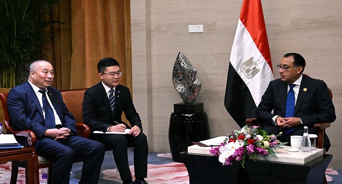 بالصور .. رئيس الوزراء يلتقي رئيسي شركتي ” تيدا” و ” ينخوا بيفار جروب”