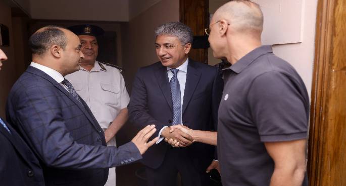 بالصور..وزير السياحة يتفقد مبنى المجلس الأعلى للآثار بالعباسية ويتحدث مع الموظفين والعاملين به