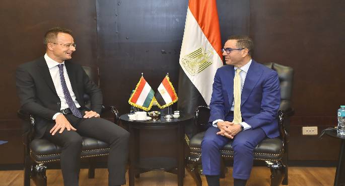 وزير الاستثمار يبحث مع وزير الخارجية والتجارة المجري سبل تعزيز العلاقات الاقتصادية بين البلدين