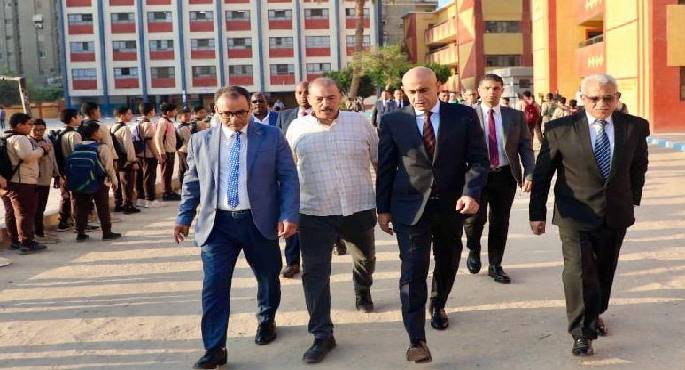 بالصور..وزير التعليم يزور 6 مدارس بحدائق القبة لمتابعة انتظام العام الدراسى الجديد
