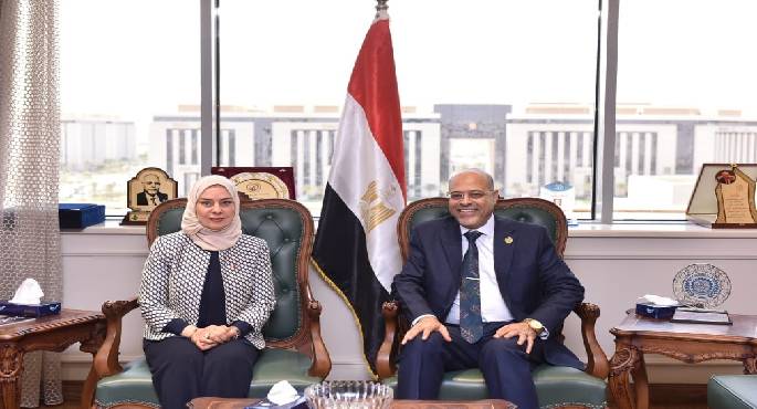 وزير العمل يلتقي سفيرة مملكة البحرين في القاهرة ويؤكد على عمق العلاقات بين البلدين