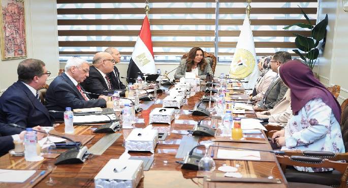 التنمية المحلية ومحافظ القاهرة يدرسون “الهابيتات” لتطوير الموسكي والعتبة