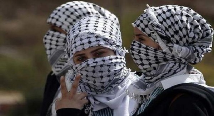 لوضعهم الكوفية الفلسطينية.. متحف في نيويورك يفصل 3 موظفين