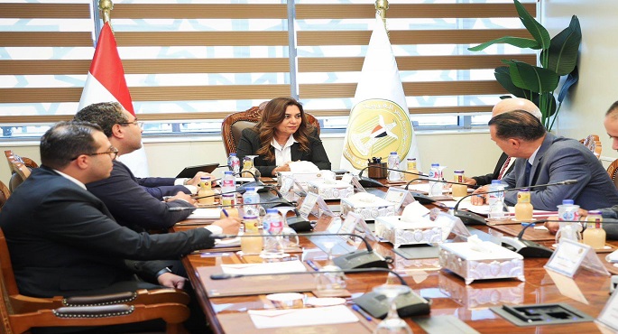 بالصور.. وزيرة التنمية المحلية تبحث مع رئيس شركة “إي فاينانس” ملفات التعاون المشترك