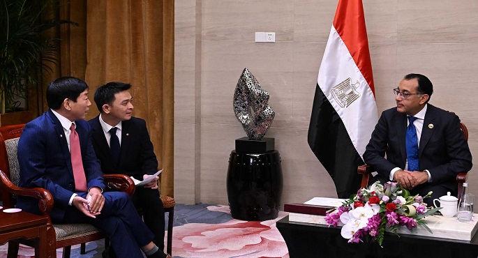 بالصور.. رئيس الوزراء يلتقي رئيس شركة “جريت وول موتورز” الصينية لصناعة السيارات