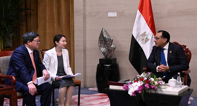 بالصور.. رئيس الوزراء يبحث مع رئيس شركة “زد.تي.إي.” الرائدة في الاتصالات النفاذ للسوق المصرية
