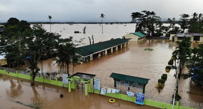 عاصفة مدارية تودي بحياة 13 شخصا على الأقل في الفلبين